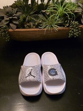 Georgetown Basketball Jordan White and Gray Men's Athletic Slides Size 11